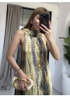 SARI KENDİNDEN KIRIŞIK ARKASI DÜĞMELİ ELBİSE