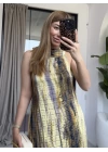 SARI KENDİNDEN KIRIŞIK ARKASI DÜĞMELİ ELBİSE