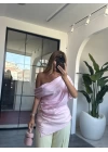 PEMBE TEK OMUZ BROŞLU BLUZ