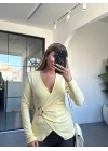 SARI UZUN KOL GOLD BROŞLU BLUZ