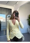 SARI UZUN KOL GOLD BROŞLU BLUZ