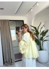 SARI YAKA BÜZGÜ DETAY BLUZ