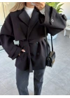 SİYAH DÜĞMELİ MANŞET DETAY KUŞAKLI KAŞE KABAN