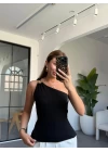 SİYAH TEK OMUZ AKSESUARLI BLUZ