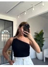 SİYAH TEK OMUZ AKSESUARLI BLUZ