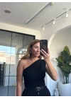 SİYAH YANI BÜZGÜLÜ TEK OMUZ BLUZ