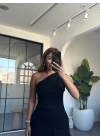 SİYAH YANI BÜZGÜLÜ TEK OMUZ BLUZ