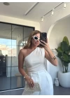 TAŞ YANI BÜZGÜLÜ TEK OMUZ BLUZ