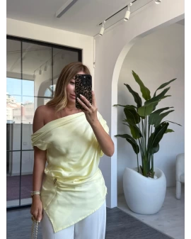 SARI TEK OMUZ BROŞLU BLUZ
