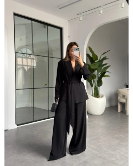 SİYAH ÜÇ DÜĞMELİ ASİMETRİK KUŞAKLI CEKET TAKIM