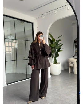 KAHVERENGİ KOLLARI VOLANLI BLUZ PANTOLON TAKIM