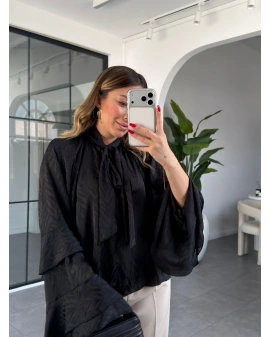 SİYAH KOLLARI VOLANLI BLUZ 5059