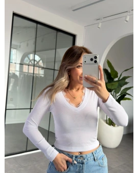 BEYAZ V YAKA DANTEL DETAY BLUZ