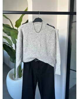 GRİ OMUZ DETAYLI KAZAK