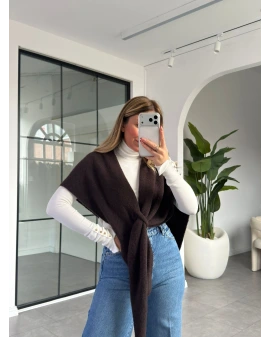 KAHVERENGİ ÜÇGEN İÇTEN GEÇMELİ TRİKO ŞAL