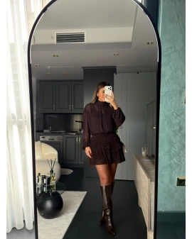 KAHVERENGİ YAKASI BAĞLAMALI DESENLİ MİNİ ELBİSE