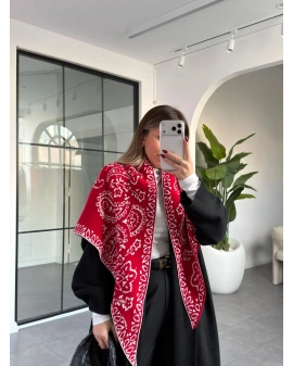 KIRMIZI BEYAZ YUMUŞAK DOKULU ÜÇGEN ŞAL