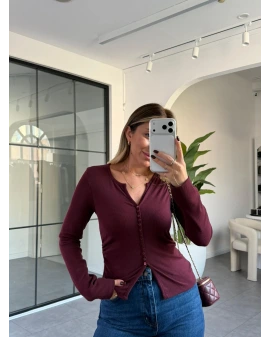 KOYU BORDO DİLVİN DÜĞME DETAYLI BLUZ