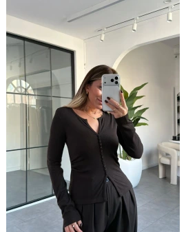 KOYU KAHVE DİLVİN DÜĞME DETAYLI BLUZ