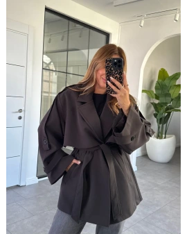 KOYU KAHVE DÜĞMELİ MANŞET DETAY KUŞAKLI KISA TRENÇKOT