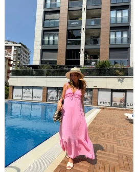 PEMBE DEKOLTE DETAY MÜSLİN ELBİSE