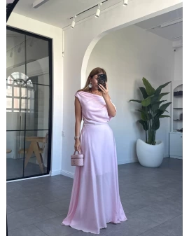 PEMBE DÖKÜMLÜ TEK OMUZ ELBİSE