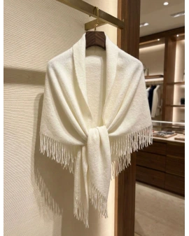 PÜSKÜLLÜ EKRU ÜÇGEN İÇTEN GEÇMELİ ŞAL