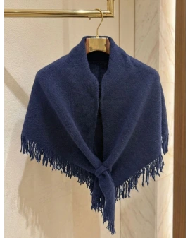 PÜSKÜLLÜ LACİVERT ÜÇGEN İÇTEN GEÇMELİ ŞAL