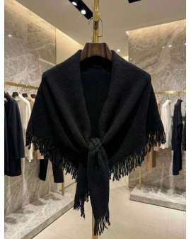 PÜSKÜLLÜ SİYAH ÜÇGEN İÇTEN GEÇMELİ ŞAL