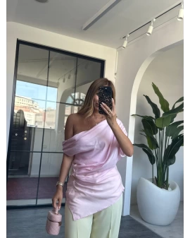 PEMBE TEK OMUZ BROŞLU BLUZ