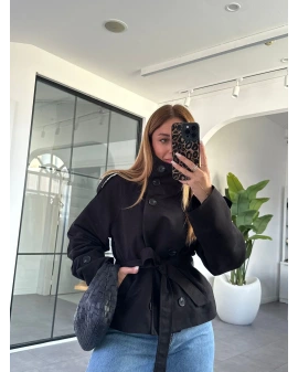 SİYAH DİK YAKA DÜĞMELİ KISA TRENÇKOT