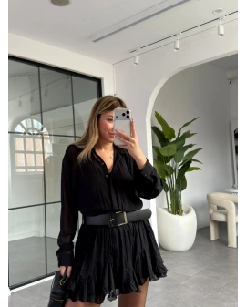 SİYAH KEMERLİ PİLİSELİ ŞİFON ELBİSE