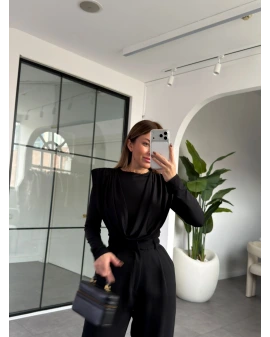 SİYAH OMUZ VATKALI BLUZ