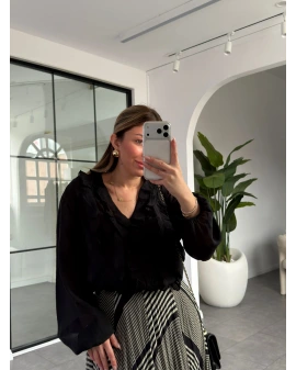 SİYAH V YAKA FIRFIRLI BLUZ