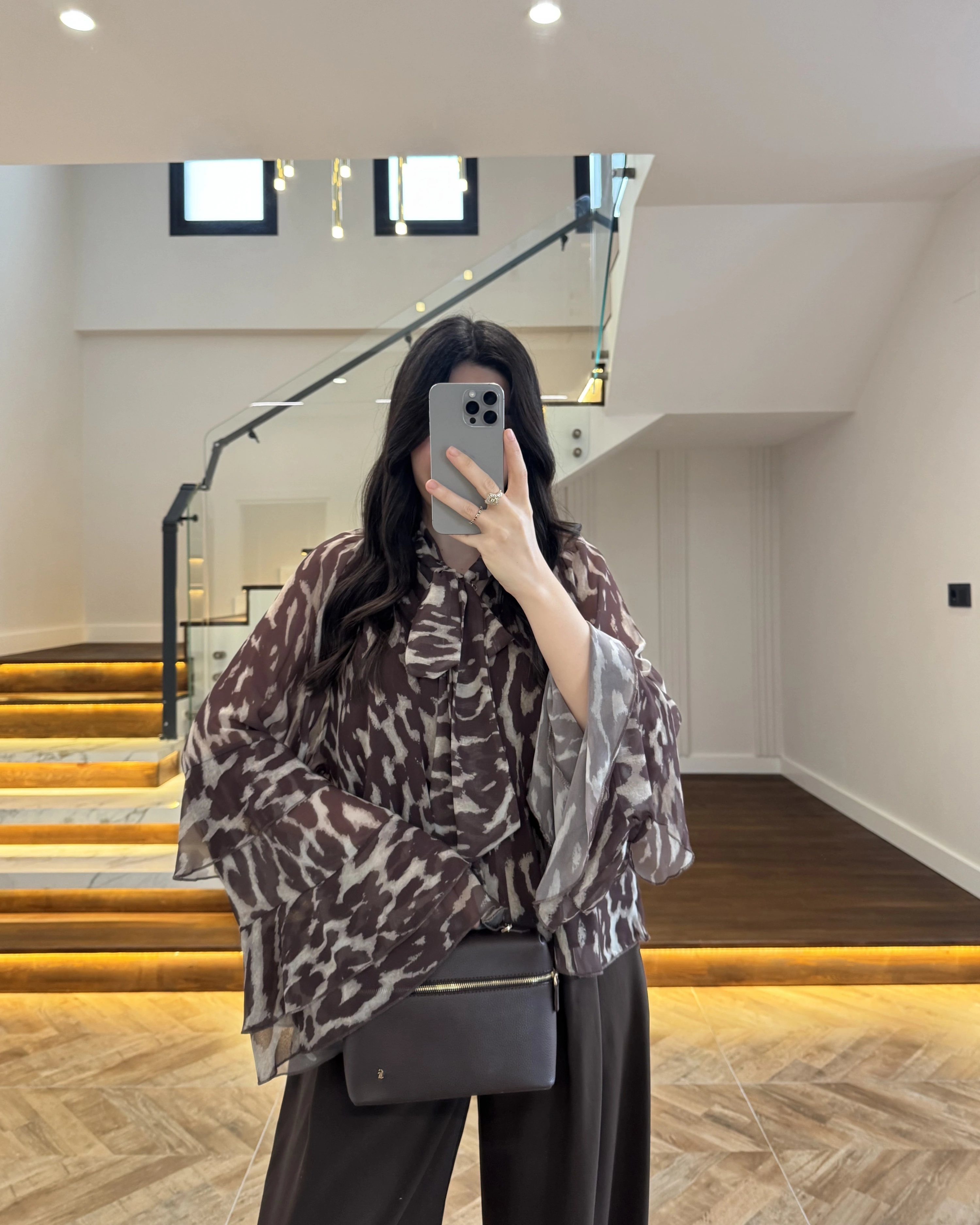 KAHVE DESENLİ SATEN BLUZ -5024