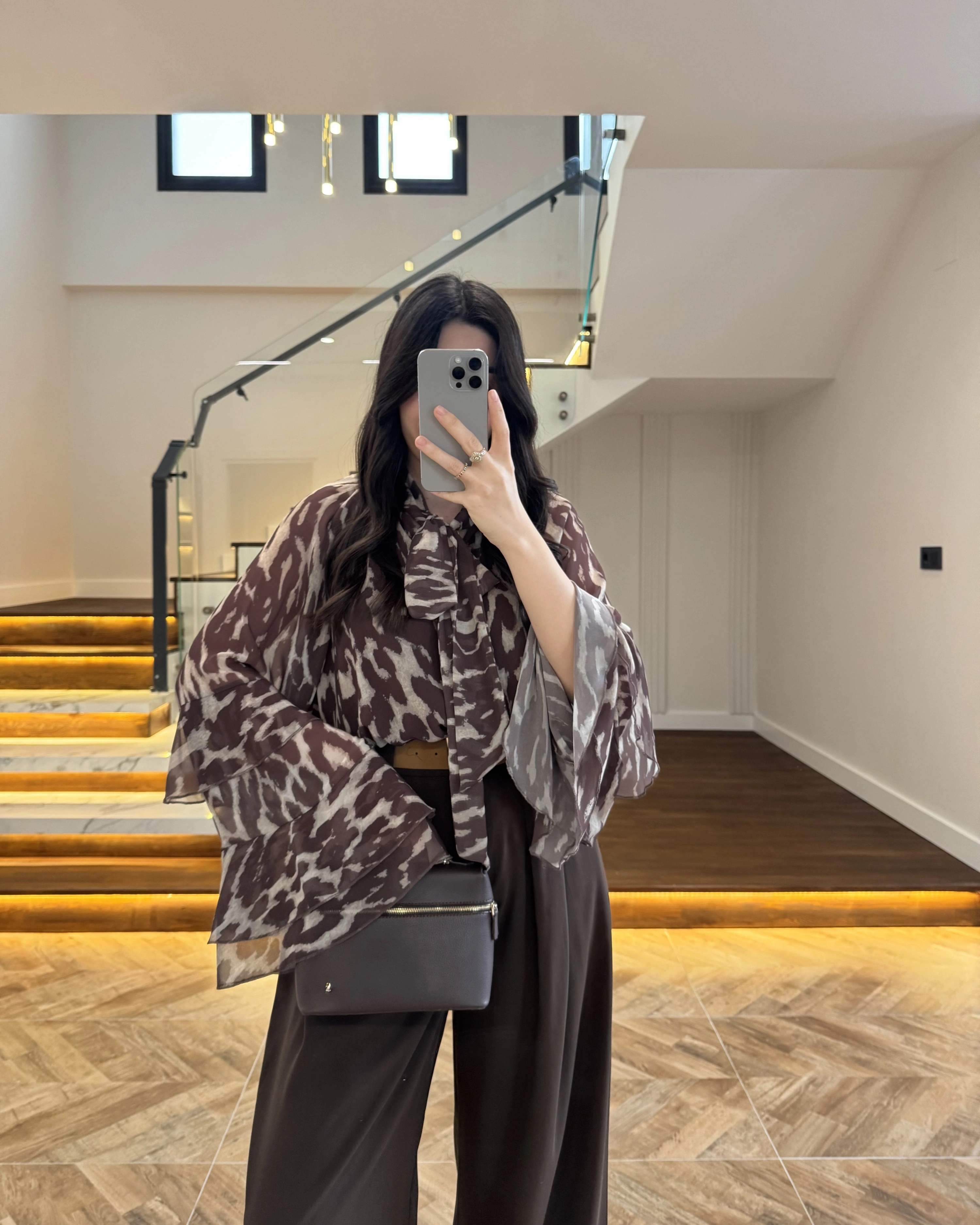 KAHVE DESENLİ SATEN BLUZ -5024