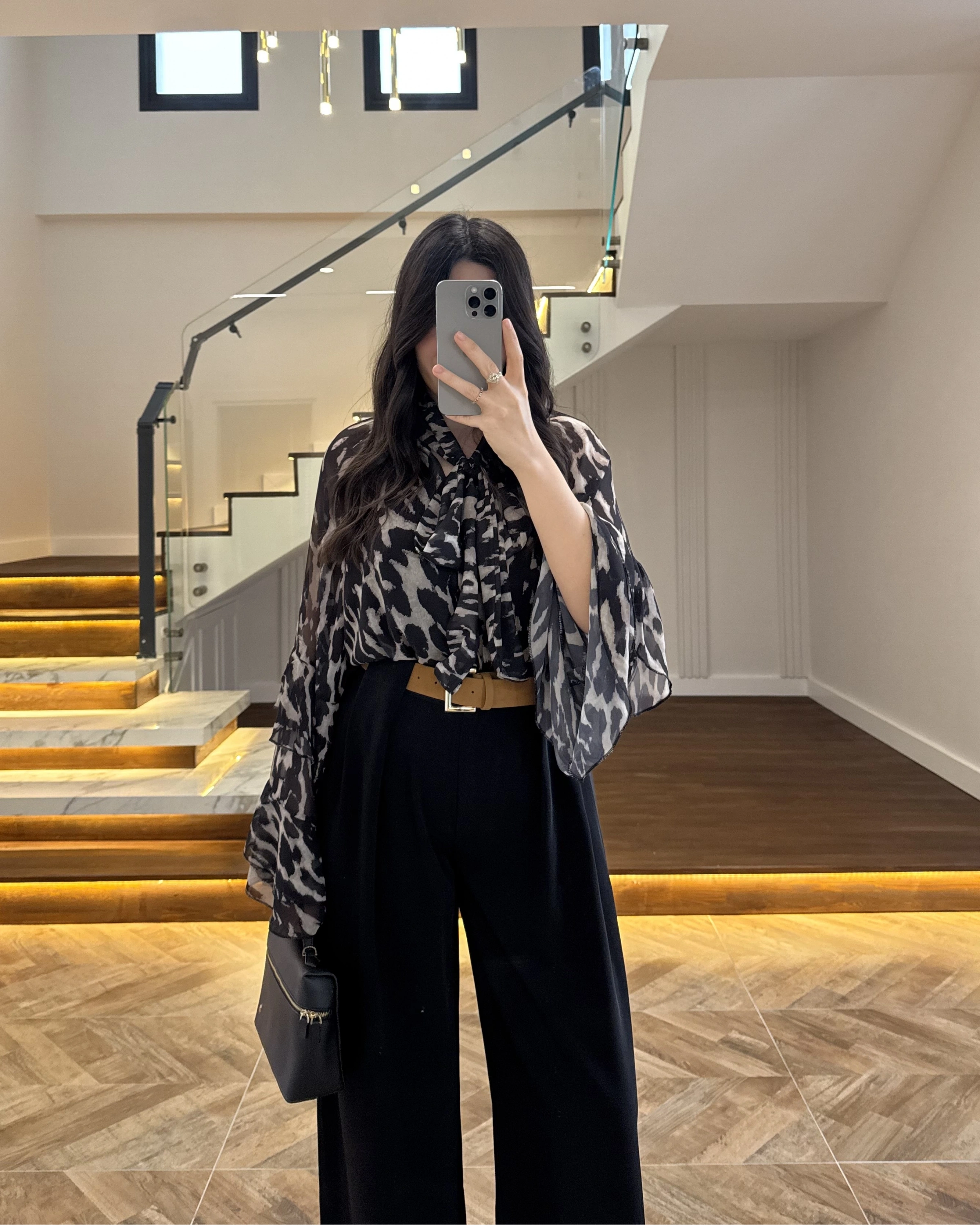 SİYAH DESENLİ SATEN BLUZ -5024