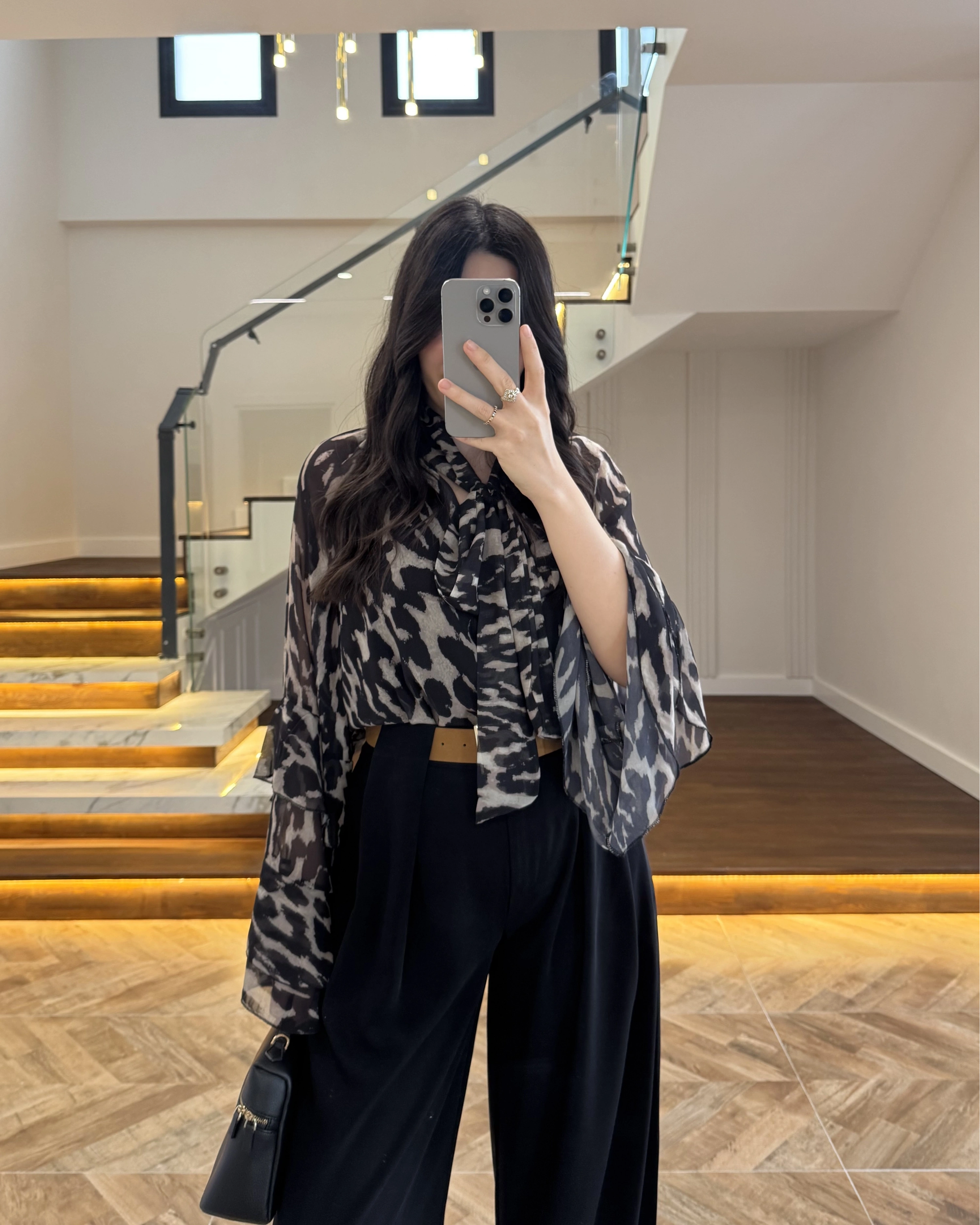 SİYAH DESENLİ SATEN BLUZ -5024