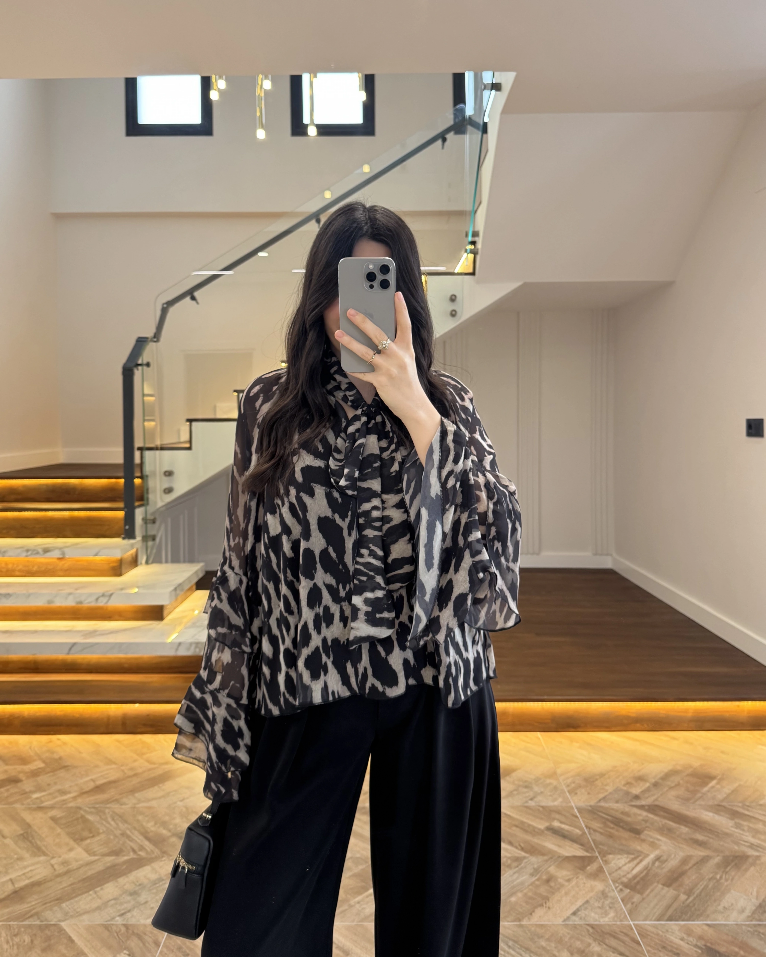 SİYAH DESENLİ SATEN BLUZ -5024