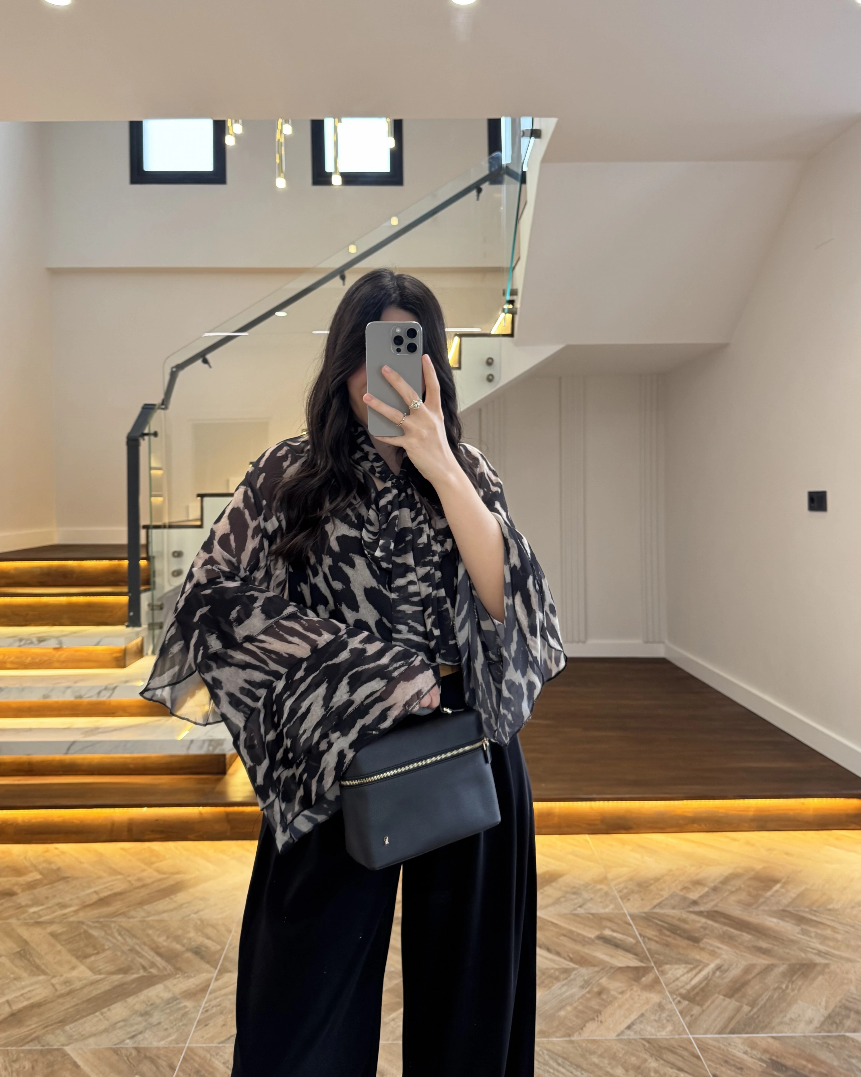 SİYAH DESENLİ SATEN BLUZ -5024