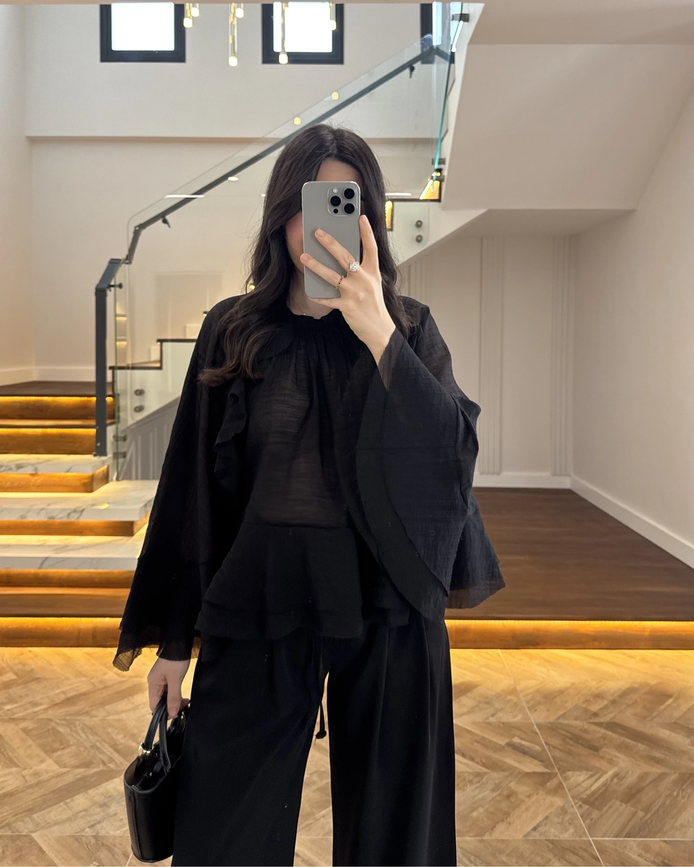 SİYAH KOLLARI FIRFIRLI BLUZ-5009