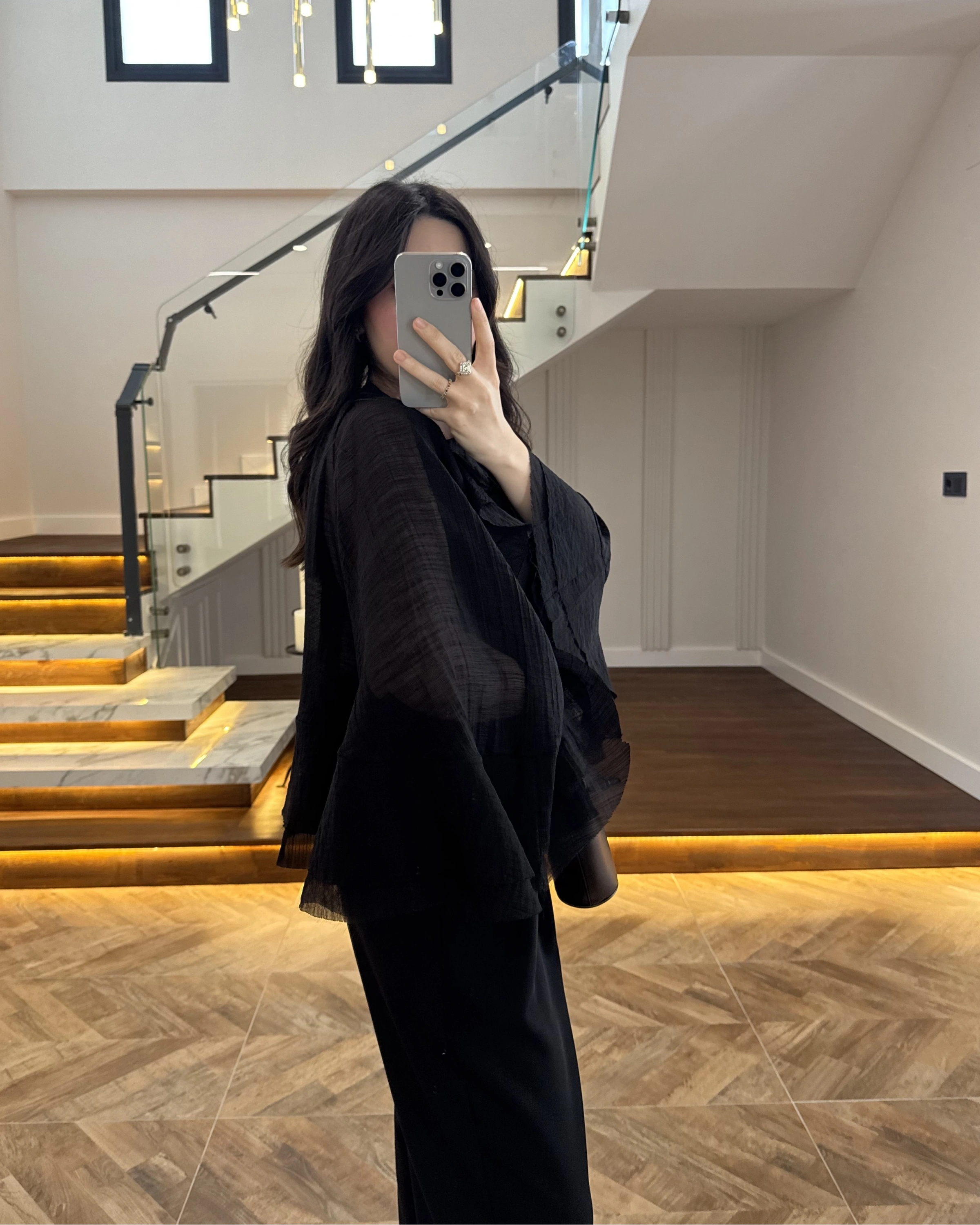 SİYAH KOLLARI FIRFIRLI BLUZ-5009