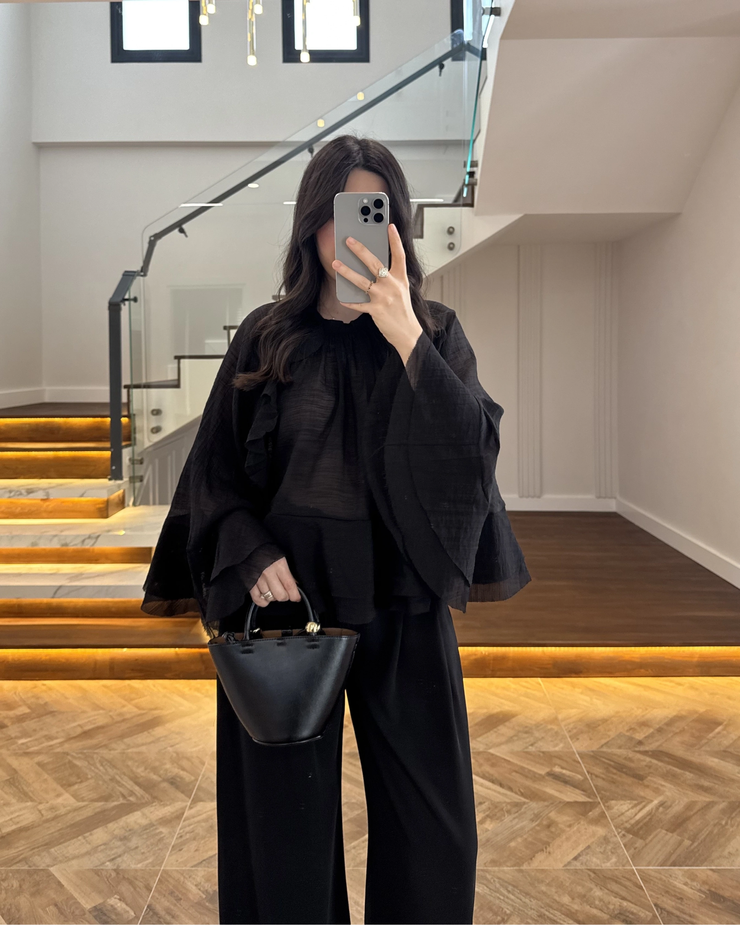 SİYAH KOLLARI FIRFIRLI BLUZ-5009