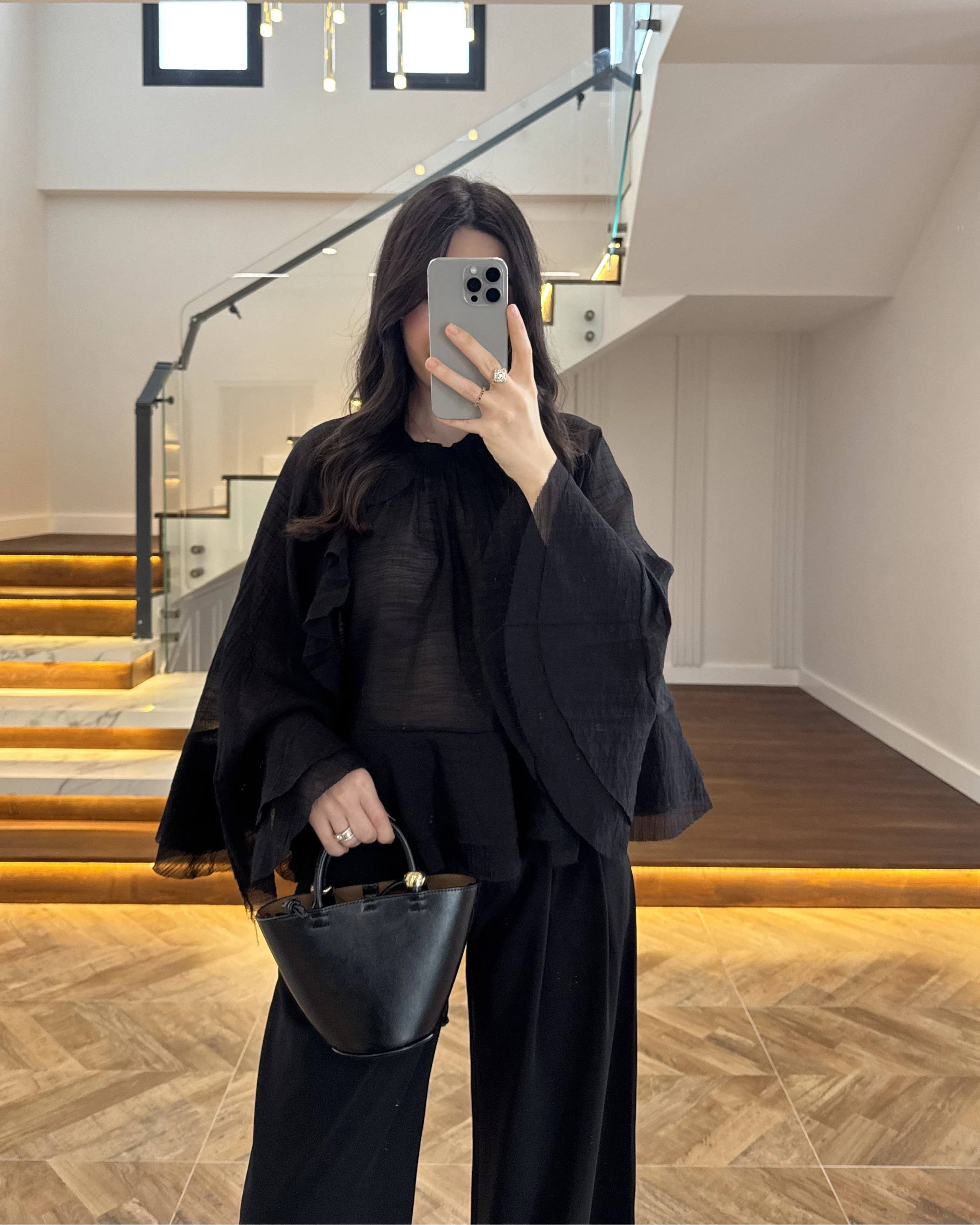 SİYAH KOLLARI FIRFIRLI BLUZ-5009