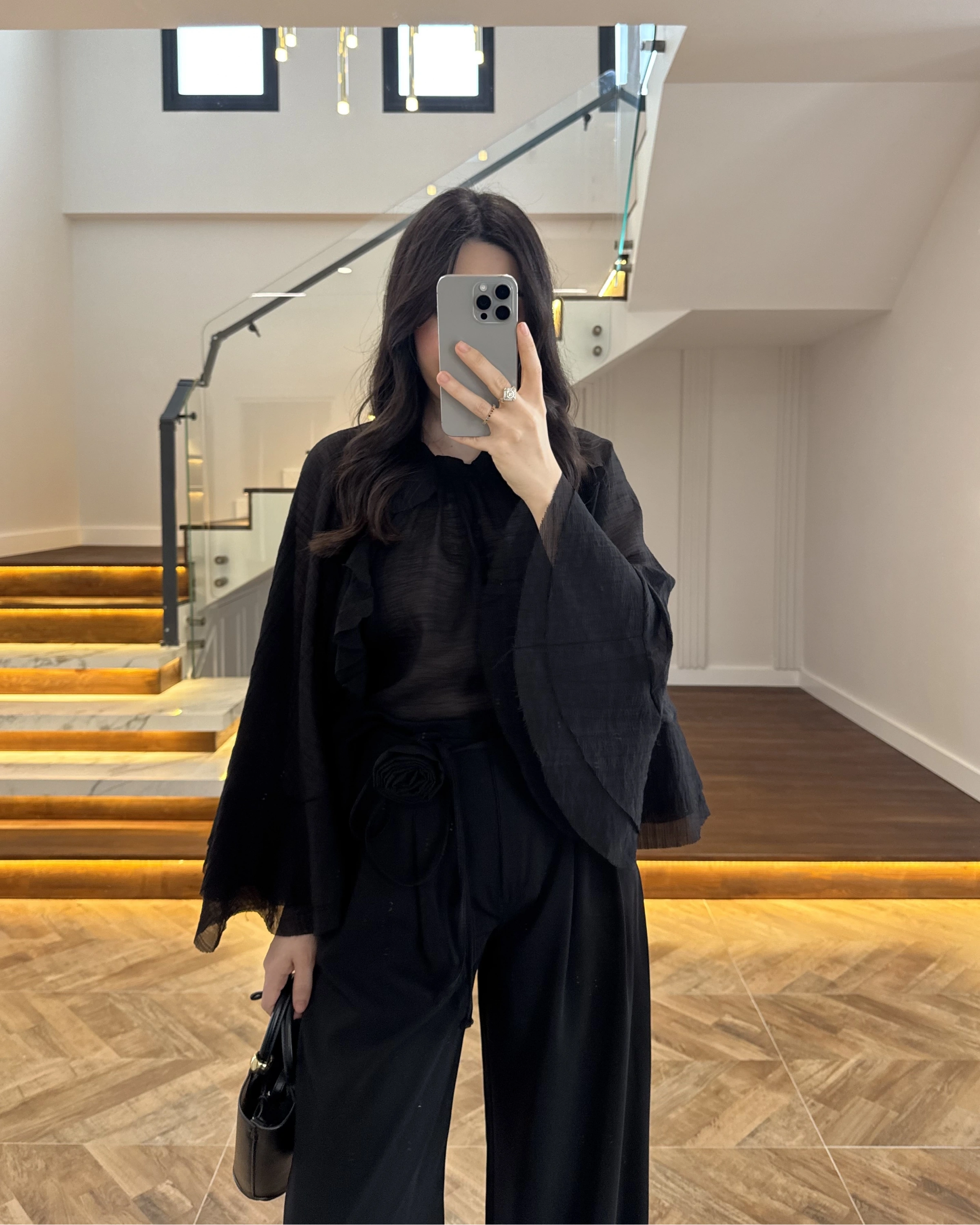 SİYAH KOLLARI FIRFIRLI BLUZ-5009