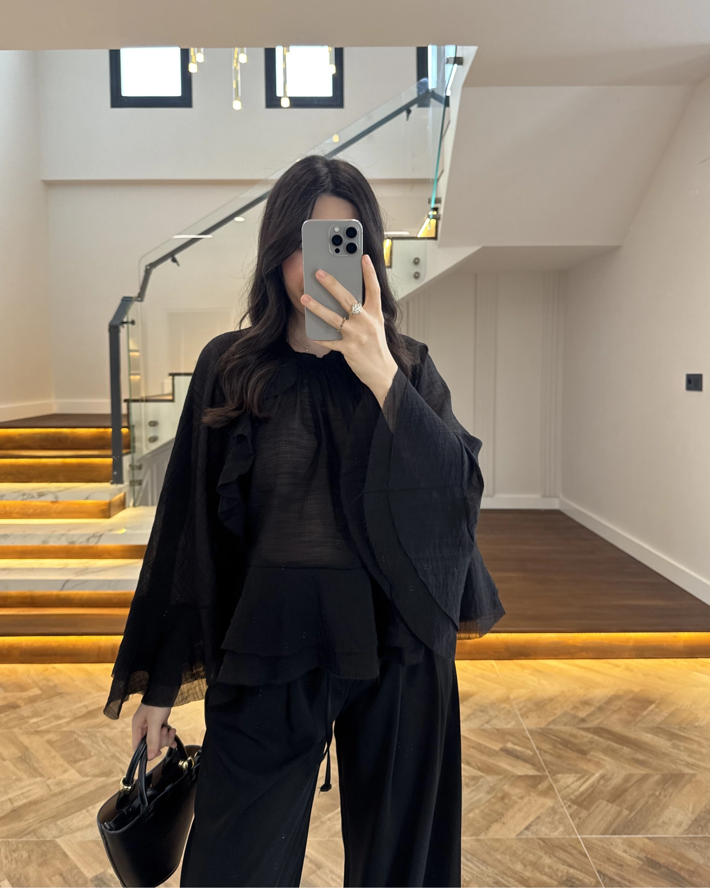 SİYAH KOLLARI FIRFIRLI BLUZ-5009