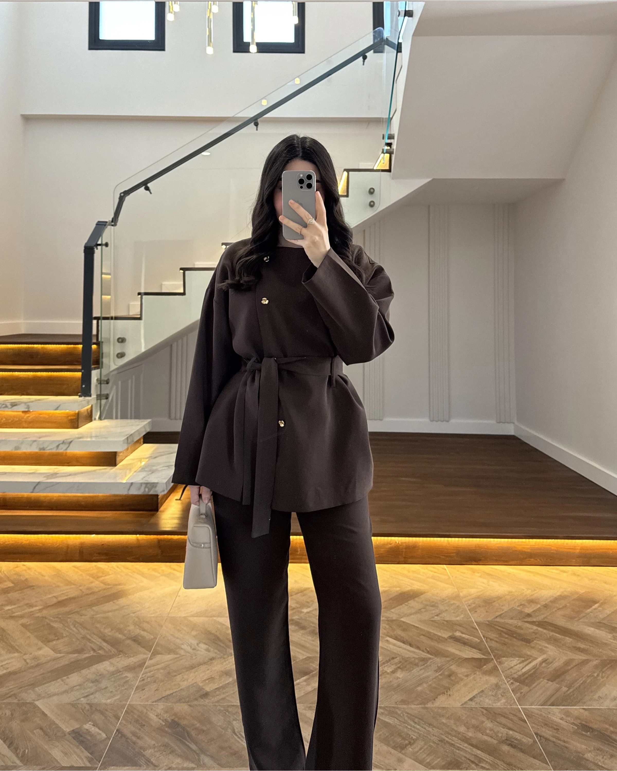 KAHVE ASİMETRİK GOLD DÜĞMELİ TAKIM-9023