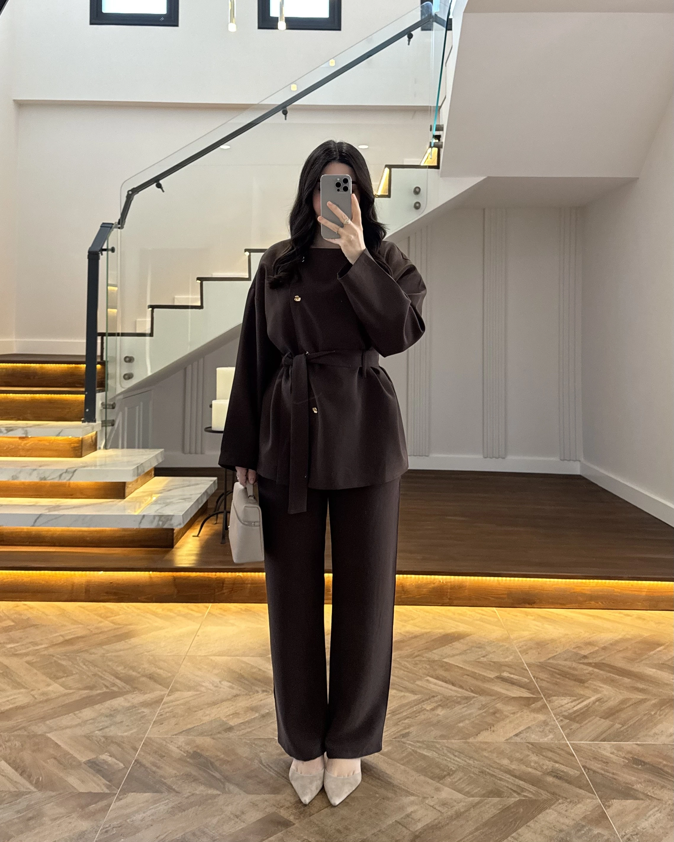 KAHVE ASİMETRİK GOLD DÜĞMELİ TAKIM-9023