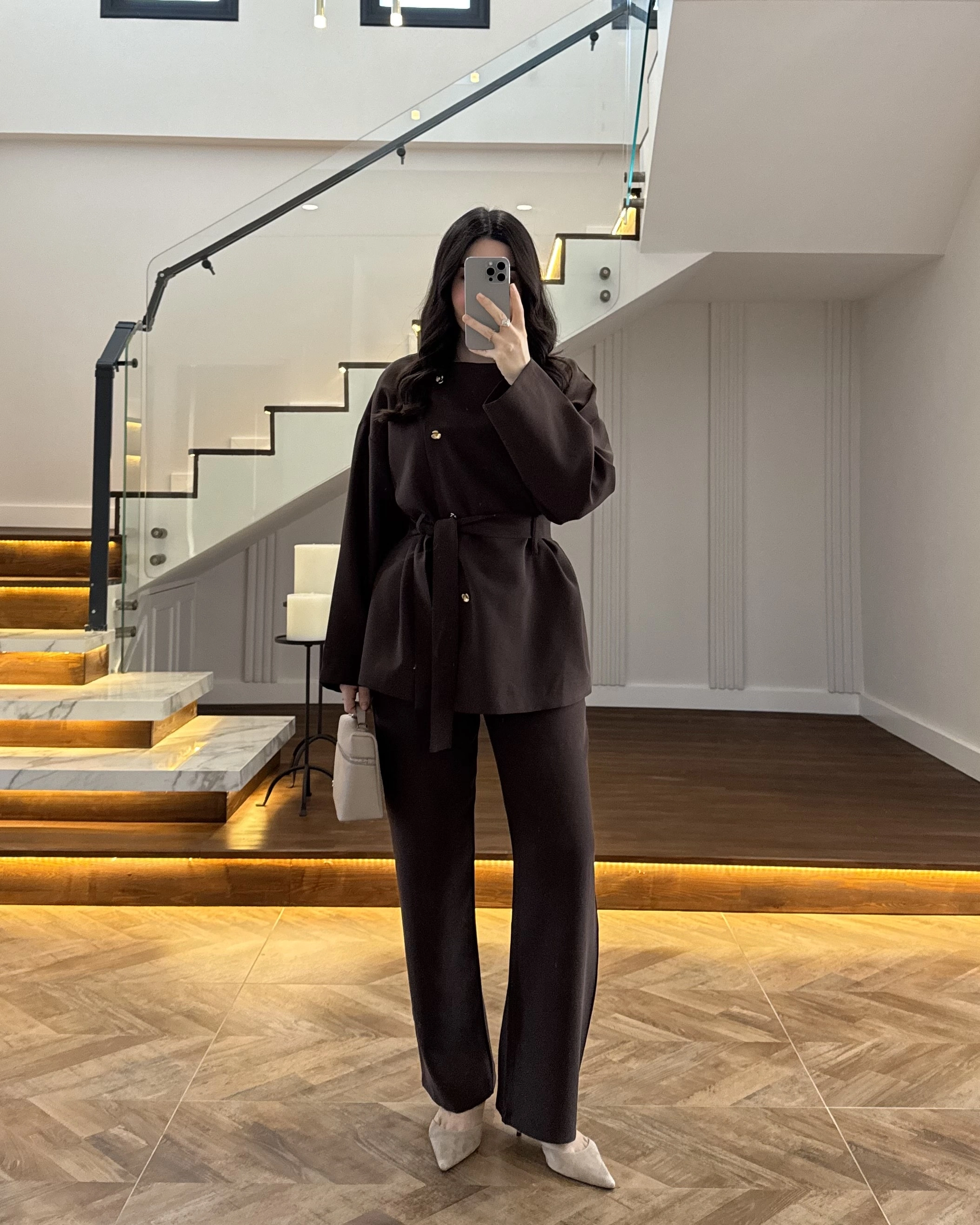 KAHVE ASİMETRİK GOLD DÜĞMELİ TAKIM-9023