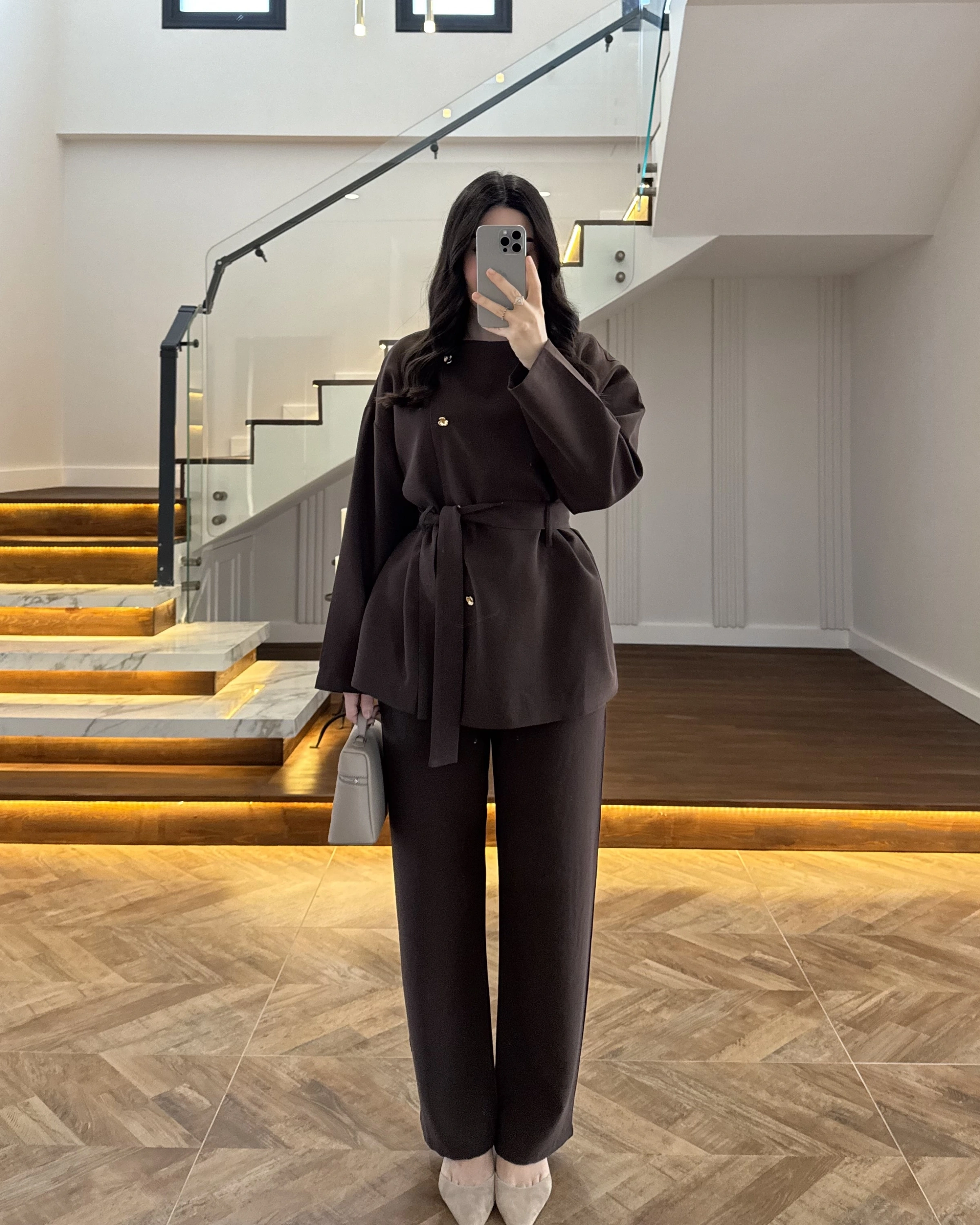 KAHVE ASİMETRİK GOLD DÜĞMELİ TAKIM-9023